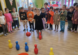 Na zdjęciu widać dzieci które wykonują zabawy ruchowe.