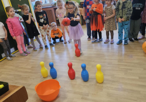 Na zdjęciu widać dzieci które wykonują zabawy ruchowe.