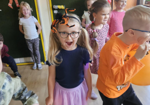 Na zdjęciu widać dzieci które wykonują zabawy ruchowe.