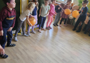 Na zdjęciu widać dzieci które wykonują zabawy ruchowe.