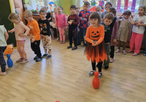 Na zdjęciu widać dzieci które wykonują zabawy ruchowe.