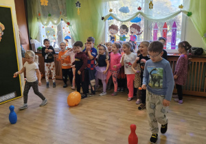 Na zdjęciu widać dzieci które wykonują zabawy ruchowe.