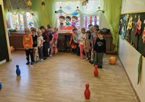 Na zdjęciu widać dzieci które wykonują zabawy ruchowe.