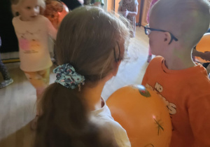 Na zdjęciu widać dzieci które wykonują zabawy ruchowe.