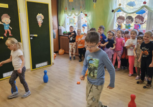 Na zdjęciu widać dzieci które wykonują zabawy ruchowe.