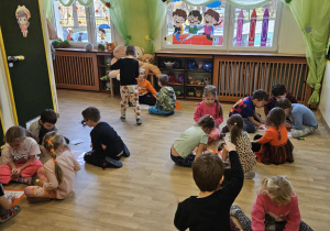 Na zdjęciu widać dzieci które wykonują zabawy ruchowe.