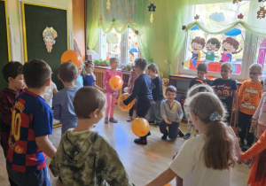 Na zdjęciu widać dzieci które wykonują zabawy ruchowe.