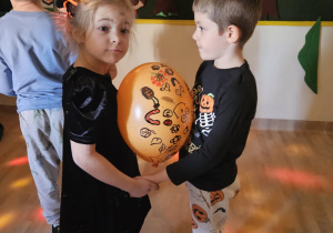 Na zdjęciu widać dzieci które wykonują zabawy ruchowe.