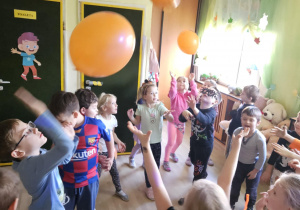 Na zdjęciu widać dzieci które wykonują zabawy ruchowe.