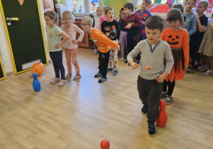 Na zdjęciu widać dzieci które wykonują zabawy ruchowe.