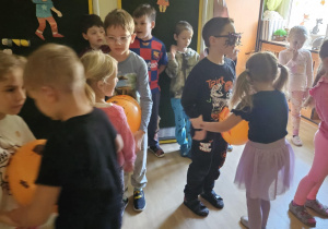 Na zdjęciu widać dzieci które wykonują zabawy ruchowe.