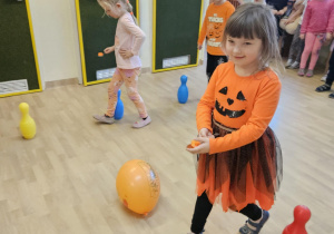 Na zdjęciu widać dzieci które wykonują zabawy ruchowe.