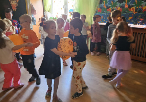 Na zdjęciu widać dzieci które wykonują zabawy ruchowe.