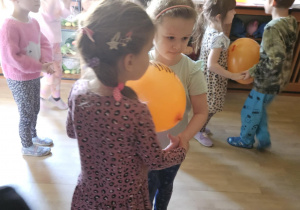 Na zdjęciu widać dzieci które wykonują zabawy ruchowe.