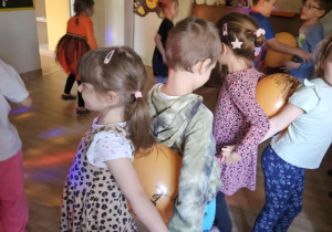 Na zdjęciu widać dzieci które wykonują zabawy ruchowe.