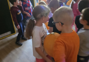 Na zdjęciu widać dzieci które wykonują zabawy ruchowe.