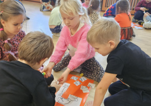 Na zdjęciu widać dzieci które robią prace plastyczną.