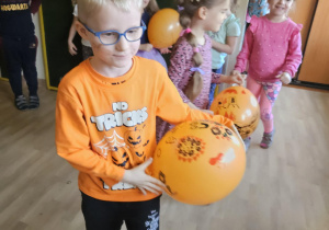 Na zdjęciu widać dzieci które wykonują zabawy ruchowe.