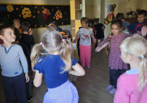 Na zdjęciu widać dzieci które wykonują zabawy ruchowe.