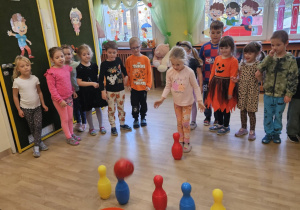 Na zdjęciu widać dzieci które wykonują zabawy ruchowe.