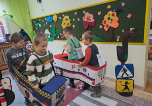 Na zdjęciu widać dzieci które uczą się przestrzegania zasad obowiązujących na ulicy.