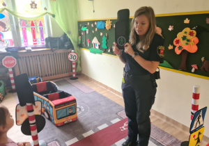 Na zdjęciu widać dzieci które uczą się przestrzegania zasad obowiązujących na ulicy.