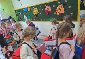 Na zdjęciu widać dzieci które uczą się przestrzegania zasad obowiązujących na ulicy.