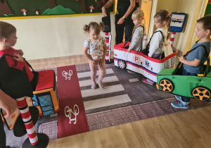 Na zdjęciu widać dzieci które uczą się przestrzegania zasad obowiązujących na ulicy.