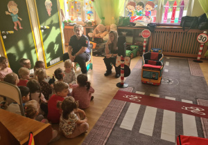 Na zdjęciu widać dzieci które uczą się przestrzegania zasad obowiązujących na ulicy.