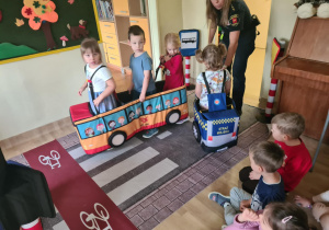 Na zdjęciu widać dzieci które uczą się przestrzegania zasad obowiązujących na ulicy.