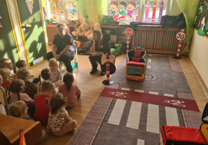 Na zdjęciu widać dzieci które uczą się przestrzegania zasad obowiązujących na ulicy.