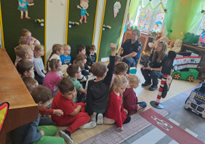 Na zdjęciu widać dzieci które uczą się przestrzegania zasad obowiązujących na ulicy.