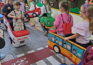 Na zdjęciu widać dzieci które uczą się przestrzegania zasad obowiązujących na ulicy.