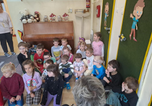 Na zdjęciu widać dzieci które uczą się przestrzegania zasad obowiązujących na ulicy.