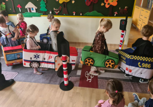 Na zdjęciu widać dzieci które uczą się przestrzegania zasad obowiązujących na ulicy.