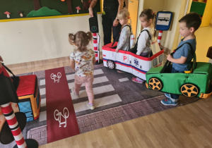 Na zdjęciu widać dzieci które uczą się przestrzegania zasad obowiązujących na ulicy.