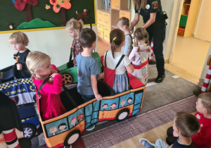 Na zdjęciu widać dzieci które uczą się przestrzegania zasad obowiązujących na ulicy.