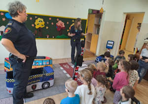 Na zdjęciu widać dzieci które uczą się przestrzegania zasad obowiązujących na ulicy.