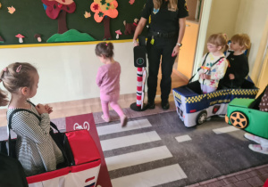 Na zdjęciu widać dzieci które uczą się przestrzegania zasad obowiązujących na ulicy.