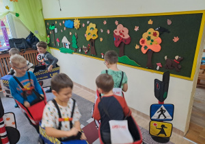 Na zdjęciu widać dzieci które uczą się przestrzegania zasad obowiązujących na ulicy.