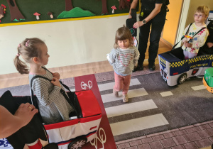 Na zdjęciu widać dzieci które uczą się przestrzegania zasad obowiązujących na ulicy.