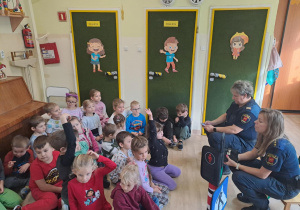 Na zdjęciu widać dzieci które uczą się przestrzegania zasad obowiązujących na ulicy.