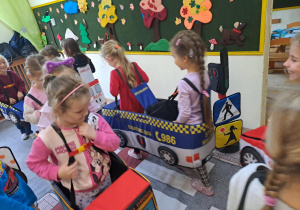 Na zdjęciu widać dzieci które uczą się przestrzegania zasad obowiązujących na ulicy.