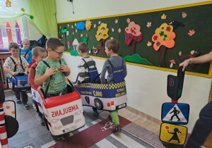 Na zdjęciu widać dzieci które uczą się przestrzegania zasad obowiązujących na ulicy.