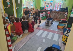 Na zdjęciu widać dzieci które uczą się przestrzegania zasad obowiązujących na ulicy.