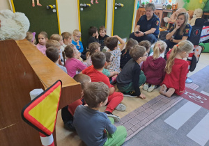 Na zdjęciu widać dzieci które uczą się przestrzegania zasad obowiązujących na ulicy.