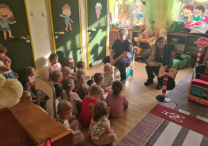 Na zdjęciu widać dzieci które uczą się przestrzegania zasad obowiązujących na ulicy.