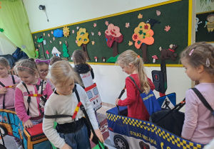 Na zdjęciu widać dzieci które uczą się przestrzegania zasad obowiązujących na ulicy.