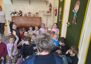 Na zdjęciu widać dzieci które uczą się przestrzegania zasad obowiązujących na ulicy.