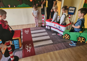 Na zdjęciu widać dzieci które uczą się przestrzegania zasad obowiązujących na ulicy.